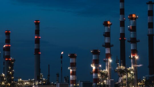 Apagar fábricas para ahorrar luz le está costando casi 1.000 millones a los españoles. Sigue siendo un chollo