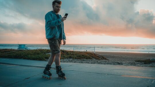 Caminar mirando el móvil no solo te distrae: la ciencia demuestra que altera tu forma de andar y dispara el estrés