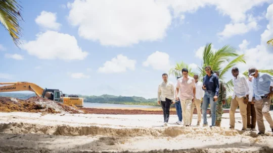 Collado supervisa operativo de limpieza en Playa Rincón de Las Galeras