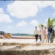 Collado supervisa operativo de limpieza en Playa Rincón de Las Galeras