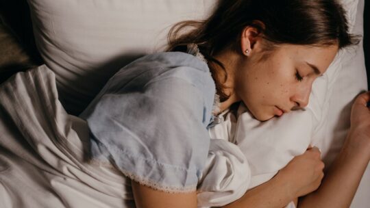 El duelo definitivo contra el insomnio: qué dice la ciencia de la melatonina, el magnesio y por qué mezclarlos no sirve de nada