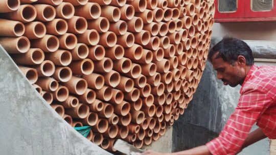 El 'ladrillo' que enfría edificios hasta 15 grados sin aire acondicionado: la tecnología india que recupera el truco del botijo