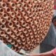 El 'ladrillo' que enfría edificios hasta 15 grados sin aire acondicionado: la tecnología india que recupera el truco del botijo
