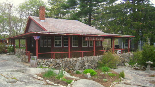 En 1922, un ingeniero de EEUU construyó una casa con más de 100.000 periódicos. 100 años después, las paredes de papel aún se conservan