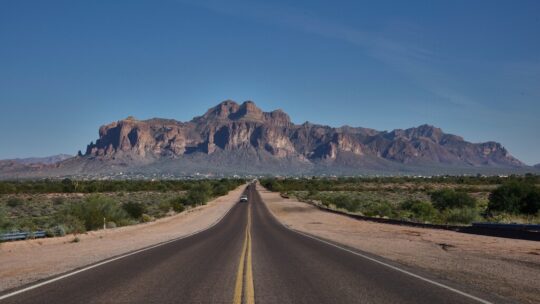 En 2020, Phoenix cubrió 58 km de carretera para combatir el calor. El asfalto bajó 7 ºC, pero nadie se acordó de los peatones