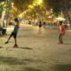 En Barcelona los chavales están volviendo a jugar al fútbol en las nuevas calles peatonalizadas. Y los viejos y los comercios se están quejando