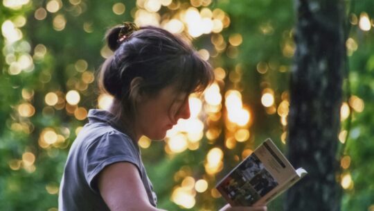 Estamos consumiendo más libros que nunca gracias a la IA: eso no significa necesariamente que los estemos leyendo