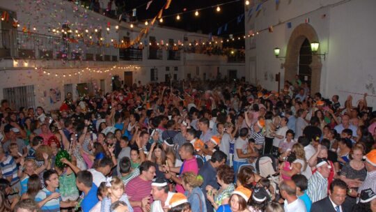 Este pueblo de la Alpujarra granadina celebra la Nochevieja en pleno agosto, con jerséis y polvorones