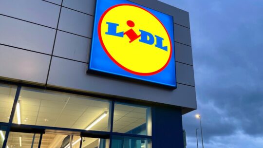 Hoy en Lidl, la solución a los enchufes desaprovechados tras el sofá o los muebles para cargar varios dispositivos a la vez