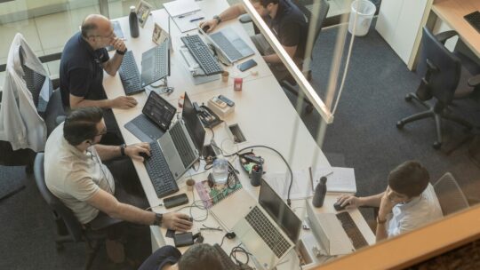 La IA prometía reducir la jornada laboral de los empleados. Por el momento ya ha conseguido tres horas libres a la semana