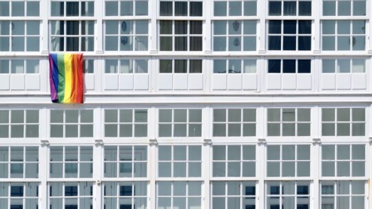 Las ciudades españolas se han llenado de balcones con banderas de todo tipo. Y ya hay ayuntamientos multando