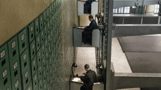 Los escritorios del futuro ya existían en 1937: así trabajaban los archivistas checoslovacos con ascensores mecánicos personales