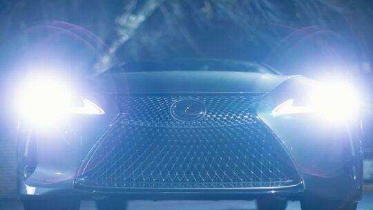 Los faros LED de los coches son demasiado potentes. Tanto que han dejado de ser seguros