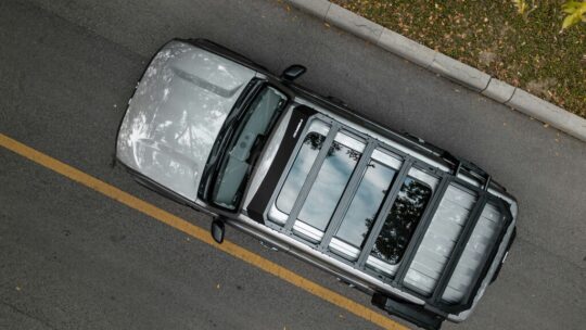 Los techos solares de los coches llevan años explotando sin motivo aparente. Y cada vez pasa más
