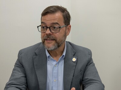 Luis Sepúlveda cuestiona enriquecimiento Trump durante Presidencia