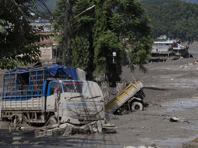 Nepal investiga causas de la riada: avalancha, lago o terremoto
