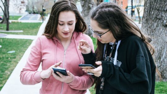 Ni "detox digital" extremo ni apología de la pereza: lo que la ciencia dice de verdad sobre cómo desconectar