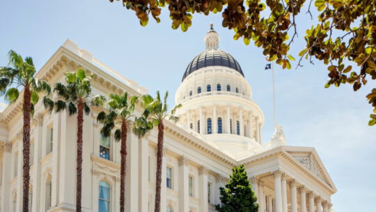 Obispos de California piden regular las redes sociales mientras Meta paga multa de miles de millones