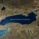 Para EEUU es el lago América. Para Canadá, el lago Ontario. Google Maps ha decidido que ambos tienen razón
