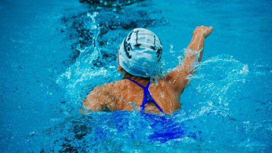 Pensábamos que el mejor ejercicio a los 60 años era caminar. La ciencia apunta a la piscina como el "blindaje" definitivo