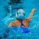 Pensábamos que el mejor ejercicio a los 60 años era caminar. La ciencia apunta a la piscina como el "blindaje" definitivo