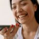 Preferir audios de WhatsApp o mensajes de texto no es casualidad: esto es lo que la psicología dice sobre tu personalidad