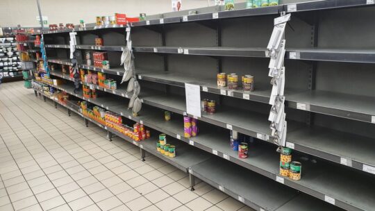 Reino Unido debe saber algo que no sabe el resto de Europa: va a pedir a sus ciudadanos que acumulen comida y agua en casa