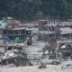 Sobrevivientes retornan a sus pueblos en Nepal