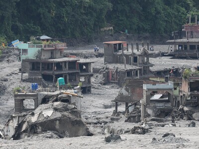 Sobrevivientes retornan a sus pueblos en Nepal