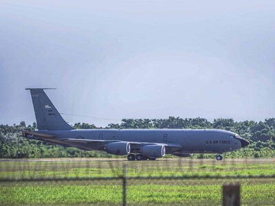 Un avión militar estadounidense vuela hacia Moscú