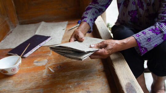 Una hoja de papel tiene 0,1 mm de grosor, pero al doblarla 27 veces se forma una pila más alta que el Everest. 15 pliegues más la elevan más allá de la Luna