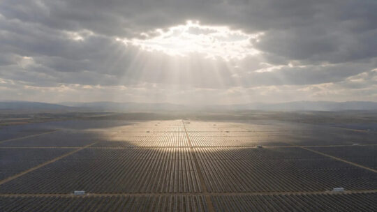 Una startup quiere despejar nubes con enjambres de drones: promete hasta un 30% más de generación solar