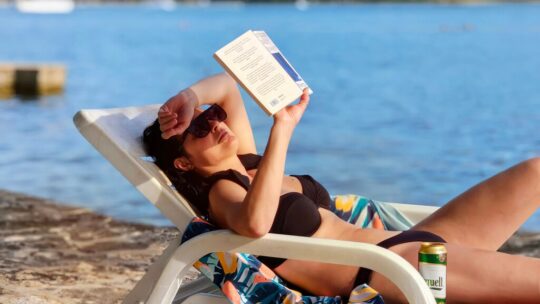 Vas a la playa a no hacer nada y vuelves más cansado que de la oficina: la ciencia tiene una explicación para esta paradoja