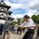 8.000 personas se han apuntado para ayudar en una reforma de Japón: están moviendo un castillo de 360 toneladas con una cuerda