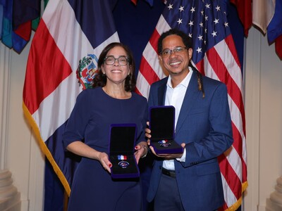 AMCHAMDR reconoce a Leonor Corsino e Isaías Alberto Reyes