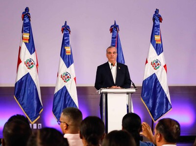 Abinader: empresas deben cumplir la ley sin importar nacionalidad