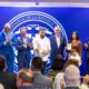 Abinader entrega primer pasaporte electrónico a dominicanos en NY