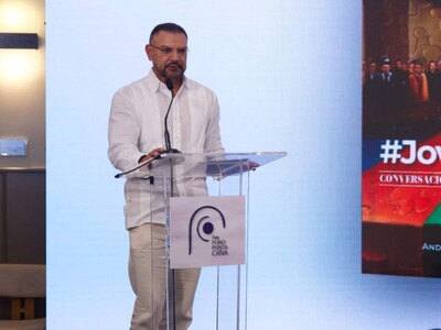 Andrés Vander Horst presenta libro joven político en foro