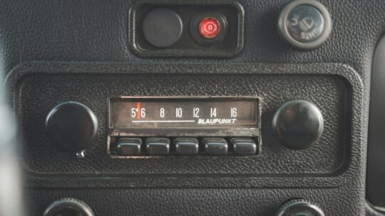 Ante el avance del streaming, la radio europea se está uniendo para exigir FM y DAB+ obligatorios en los coches nuevos