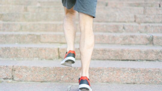 Caminar o subir escaleras a partir de los 60: la ciencia tiene claro qué ejercicio exige más a tus piernas