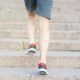 Caminar o subir escaleras a partir de los 60: la ciencia tiene claro qué ejercicio exige más a tus piernas