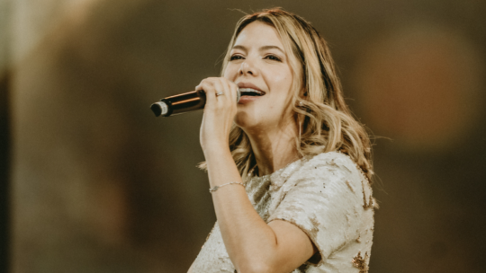 Caro Ramírez, cantautora católica que busca llevar esperanza y fe con su música