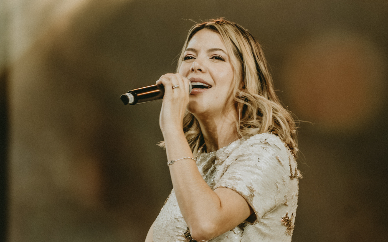 Caro Ramírez, cantautora católica que busca llevar esperanza y fe con su música