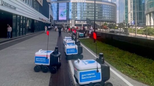 China ya está enviando miles de robots de reparto a Europa: cargan 20 kilos y trabajan más de 12 horas seguidas