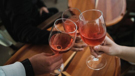 Creíamos que el vino protegía nuestra salud. El problema es que quizá confundíamos la copa con la compañía