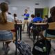 Difícil vuelta a clase en los liceos de Francia, sin celulares