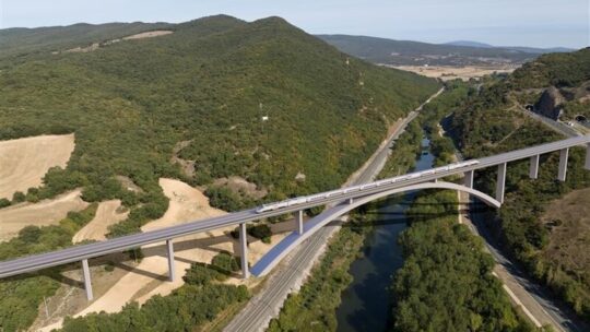 El AVE Burgos-Vitoria enfrente su mayor reto: levantar siete viaductos en siete kilómetros para salvar ríos, carreteras y vías de tren