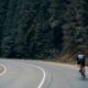 El Gobierno lo ha confirmado: tendrás que reducir la velocidad 20 km/h para adelantar un ciclista. Como mínimo