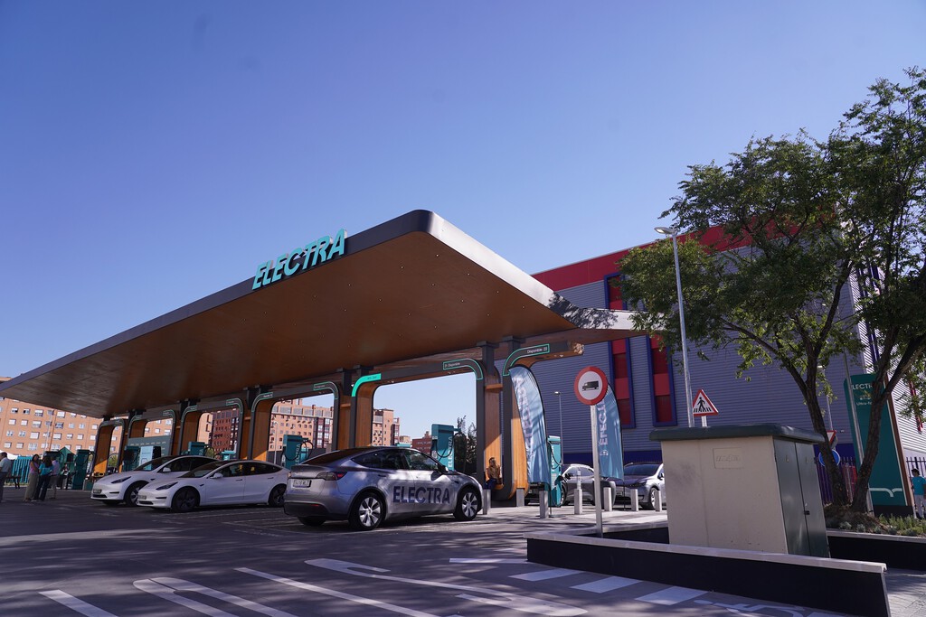 Electra inaugura en Madrid su estación de carga ultrarrápida más potente: 26 cargadores y 600 kW para tener tu coche listo en m…