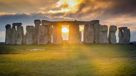 En 1961, un hombre conectó Stonehenge a un IBM. Encontró 56 agujeros y una teoría fascinante: "Está conectado al Sol y la Luna"